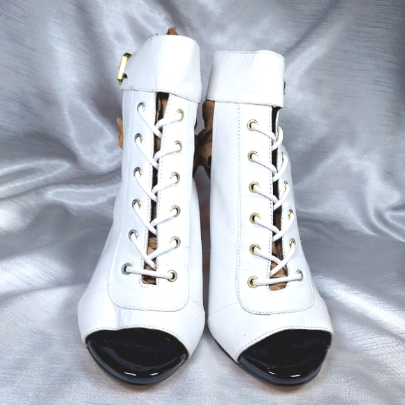 Guess white leather open toe lace shoes. 8.5 - Picture 14 of 14